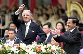 Outgoing Taiwan President Lee Teng-hui waves farewell